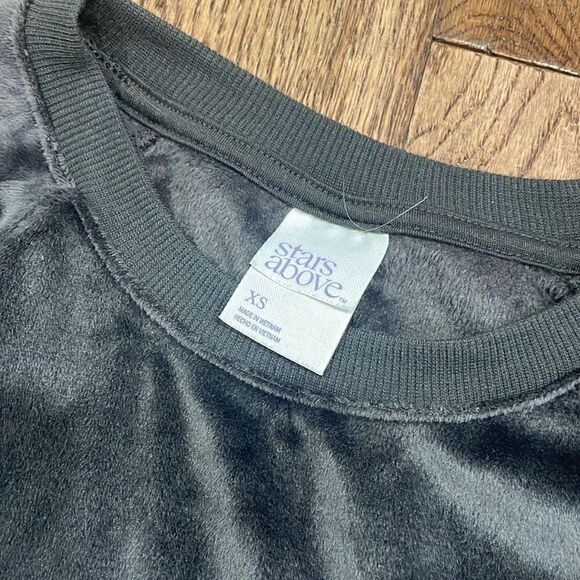 Velour lounge top. Sz XS. Gray - Picture 2 of 3